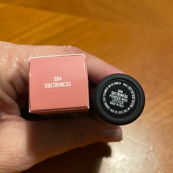 MAC Powder Kiss Lipstick Sultriness - Picture 8 of 16